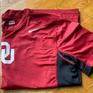 Nike Oklahoma Sooners Dri-Fit Shirt. Size XL